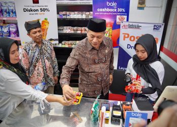 Menteri Koperasi (Menkop) Ferry Juliantono saat mengunjungi salah satu booth Kodes Merah Putih. (Foto: Istimewa)