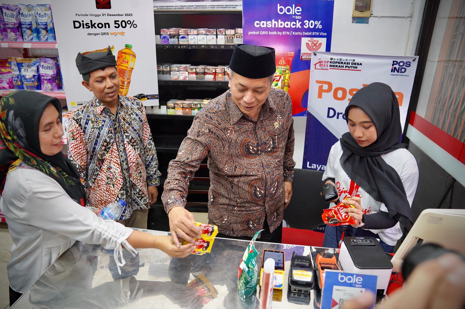 Menteri Koperasi (Menkop) Ferry Juliantono saat mengunjungi salah satu booth Kodes Merah Putih. (Foto: Istimewa)