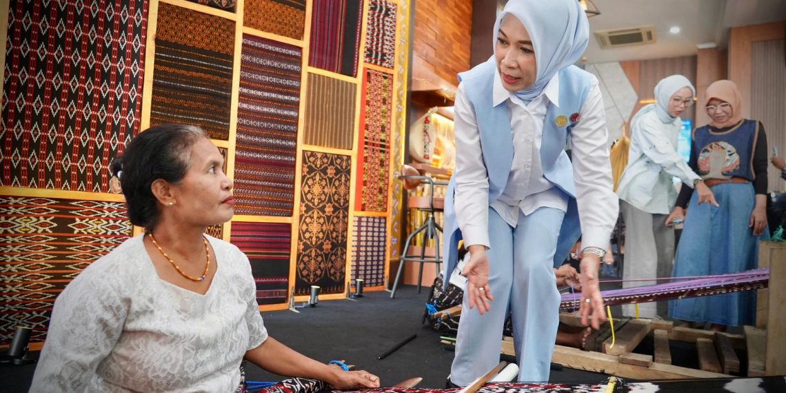 Kementerian Koperasi (Kemenkop) menggelar pelatihan Ayo Berkoperasi bagi Mamak-Mamak Perajin Tenun yang ada di wilayah Kupang, Nusa Tenggara Timur (NTT), Rabu (10/12).