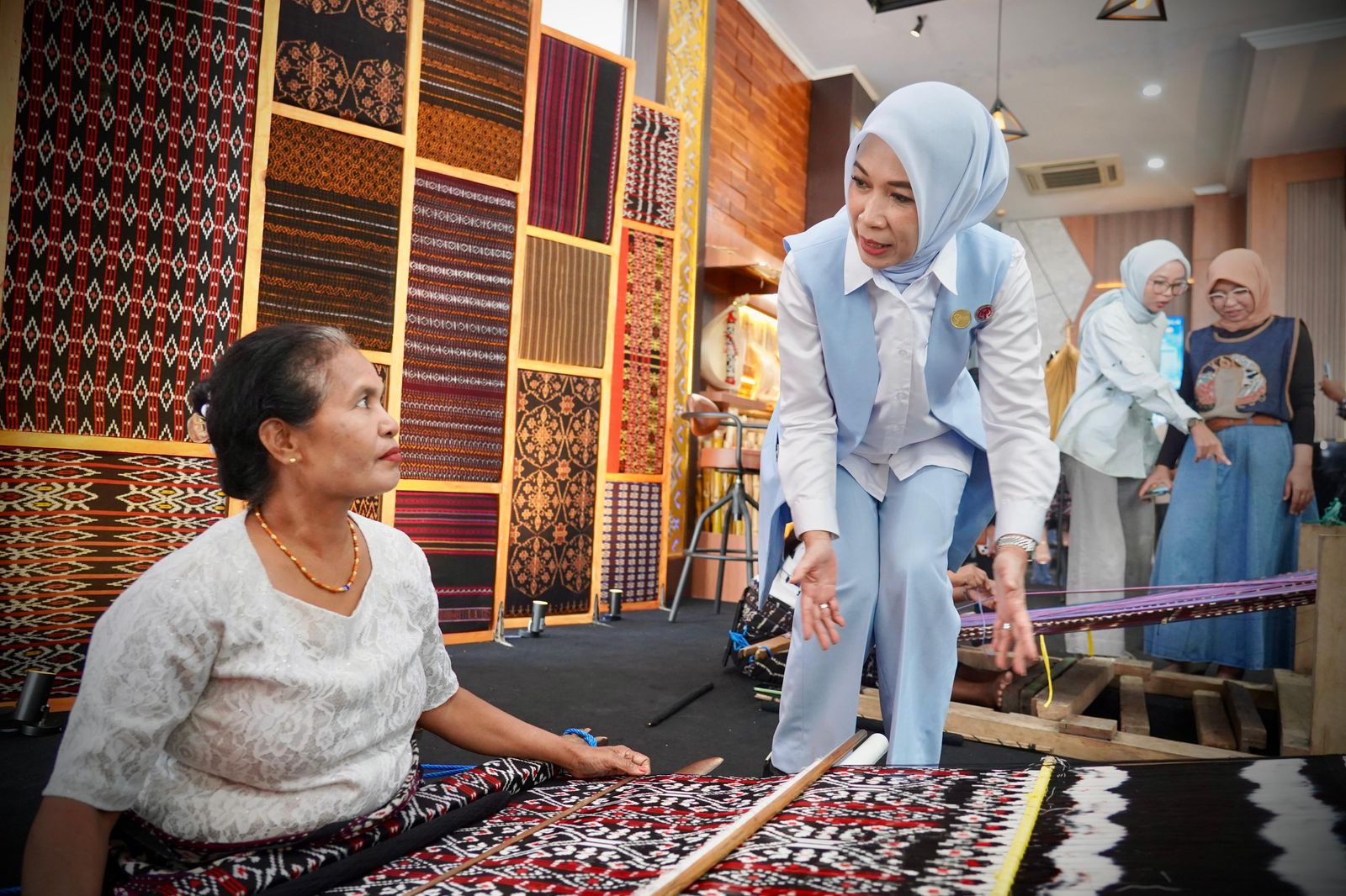 Kementerian Koperasi (Kemenkop) menggelar pelatihan Ayo Berkoperasi bagi Mamak-Mamak Perajin Tenun yang ada di wilayah Kupang, Nusa Tenggara Timur (NTT), Rabu (10/12).