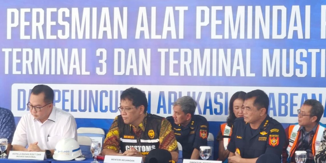 Menteri Keuangan Purbaya Yudhi Sadewa dalam konferensi pers peluncuran alat pemindai peti kemas canggih berbasis AI, di Pelabuhan Tanjung Priok, Jakarta Utara, Jumat, 12 Desember 2025. (Foto: Irawati)