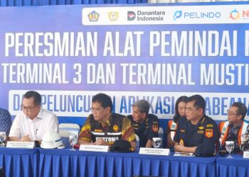 Menteri Keuangan Purbaya Yudhi Sadewa dalam konferensi pers peluncuran alat pemindai peti kemas canggih berbasis AI, di Pelabuhan Tanjung Priok, Jakarta Utara, Jumat, 12 Desember 2025. (Foto: Irawati)