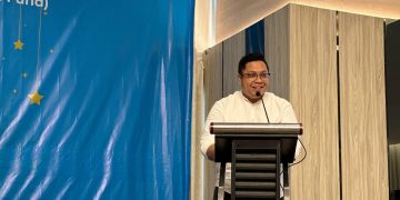 Direktur PT IIM Camar Remoa memberikan sambutan di hadapan peserta Jemaah Umrah dalam agenda pelepasan, Selasa, 9 Desember 2025. (Foto: Istimewa)