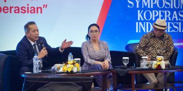 enteri Koperasi (Menkop) Ferry Juliantono dalam Symposium II Koperasi Indonesia bertajuk Urun Rembug Masyarakat Koperasi untuk Perubahan RUU Perkoperasian, Jakarta, Rabu (17/12).