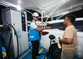 Direktur Utama PLN, Darmawan Prasodjo (kiri) ketika memastikan langsung layanan SPKLU ke salah seorang pengguna (kanan) di Rest Area 228 A Cirebon, Jawa Barat, pada Selasa tengah malam (23/12).