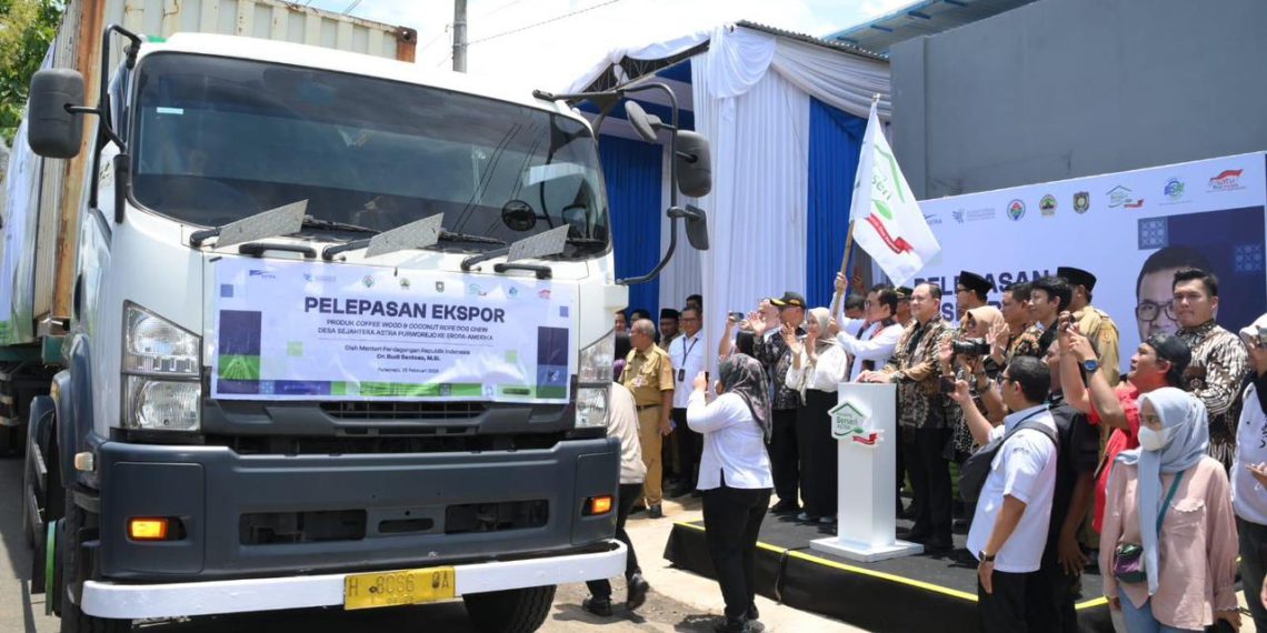 Seremoni pelepasan ekspor perdana produk Coffee Wood dan Coconut Rope Dog Chew dari Desa Sejahtera Astra Purworejo, Jawa Tengah, ke Eropa dan Amerika Serikat, sebagai bagian dari penguatan kewirausahaan desa berbasis ekspor yang dilakukan pada 27 Februari 2025 lalu. (Foto: Istimewa)