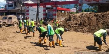Petugas membersihkan sisa-sisa material banjir di Kota Padang, Sumatera Barat. (Foto: ANTARA)