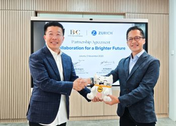 Presiden Direktur PT Zurich Asuransi Indonesia Tbk, Edhi Tjahja Negara (kiri) dan Direktur Utama PT Bank Neo Commerce Tbk, Eri Budiono (kanan) usai penandatanganan kerja sama pengadaan Critical Illness Optimal Protection di Jakarta, belum lama ini. (Foto: Istimewa)