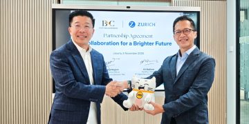 Presiden Direktur PT Zurich Asuransi Indonesia Tbk, Edhi Tjahja Negara (kiri) dan Direktur Utama PT Bank Neo Commerce Tbk, Eri Budiono (kanan) usai penandatanganan kerja sama pengadaan Critical Illness Optimal Protection di Jakarta, belum lama ini. (Foto: Istimewa)