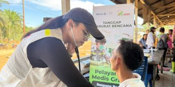 Relawan yang sedang memeriksa kesehatan warga di wilayah terdampak bencana. (Foto: Istimewa)