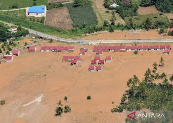 Foto udara perumahan terendam lumpur akibat banjir bandang di Nagari Sungai Buluh Utara, Batang Anai, Padang Pariaman, Sumatra Barat, Senin (1/12/2025). (Foto: ANTARA)