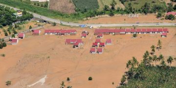 Foto udara perumahan terendam lumpur akibat banjir bandang di Nagari Sungai Buluh Utara, Batang Anai, Padang Pariaman, Sumatra Barat, Senin (1/12/2025). (Foto: ANTARA)