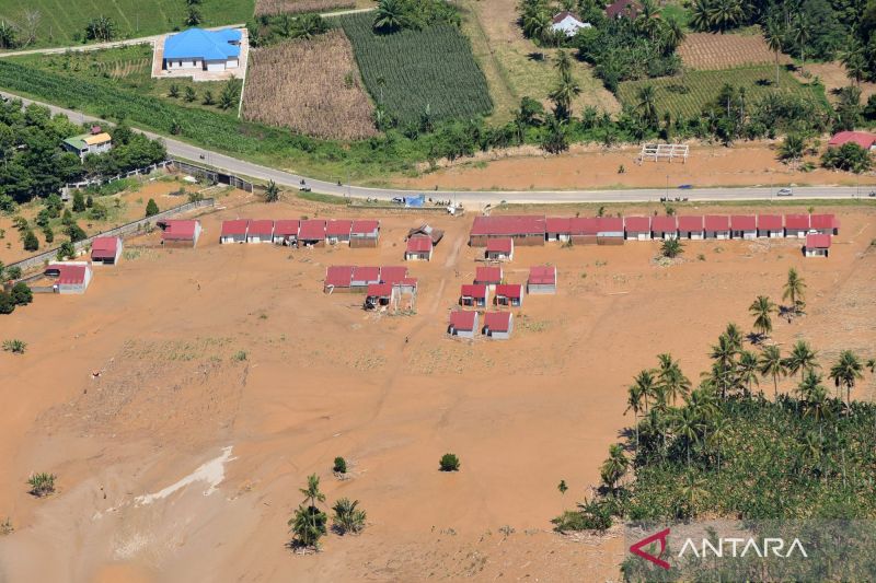 Foto udara perumahan terendam lumpur akibat banjir bandang di Nagari Sungai Buluh Utara, Batang Anai, Padang Pariaman, Sumatra Barat, Senin (1/12/2025). (Foto: ANTARA)