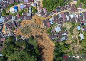 Foto udara dampak banjir bandang yang melanda permukiman penduduk di Jalan Murai, Sibolga, Sumatra Utara, Minggu (30/11/2025). (Foto: ANTARA)
