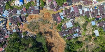 Foto udara dampak banjir bandang yang melanda permukiman penduduk di Jalan Murai, Sibolga, Sumatra Utara, Minggu (30/11/2025). (Foto: ANTARA)