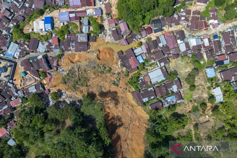 Foto udara dampak banjir bandang yang melanda permukiman penduduk di Jalan Murai, Sibolga, Sumatra Utara, Minggu (30/11/2025). (Foto: ANTARA)