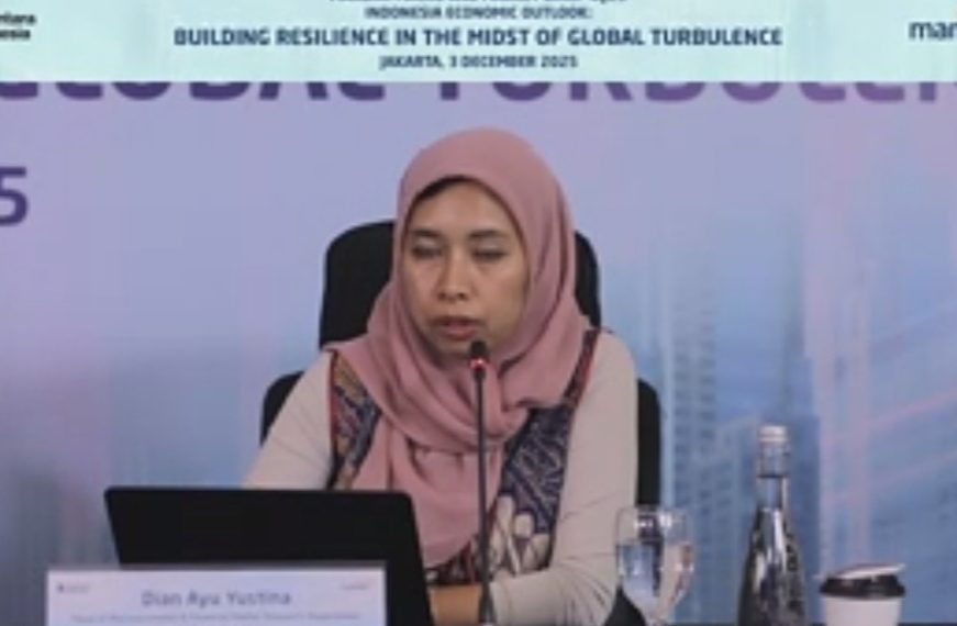 Kepala Riset Makroekonomi dan Pasar Keuangan Bank Mandiri, Dian Ayu Yustina, dalam paparan Macro Economic Outlook Kuartal IV 2025, secara daring, di Jakarta, Rabu, 3 Desember 2025. (Tangkapan layar Zoom Meeting: Julian)