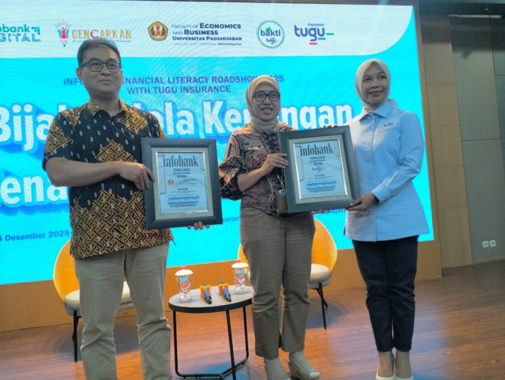 Kiri ke kanan: Manajer Riset, Kerja Sama dan Alumni FEB Unpad, Sofik Handoyo; Direktur Infobank Digital, Apriyani Kurniasih; dan Direktur Keuangan dan Layanan Korporat Tugu Insurance, Fitri Azwar. (Foto: Wahyu Arip Oktapian)