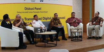 Ki-ka: Tedy (moderator), Temmy Satya Permana (Deputi Bidang Usaha Kecil Kementerian UMKM), Utomo Harmawan (Kasubdit Angkutan Tidak Dalam Trayek DAJ Ditjen Hubdar Kemenhub), Boby Satria (Perwakilan Kemenko Perekonomian), dan Muhammad Rafi Assagaf (Goverment Relations Maxim Indonesia) dalam diskusi yang digelar Maxim Indonesia di Katar Pusat Maxim, Jakarta, Kamis, 11 Desember 2025. (Foto: Julian)