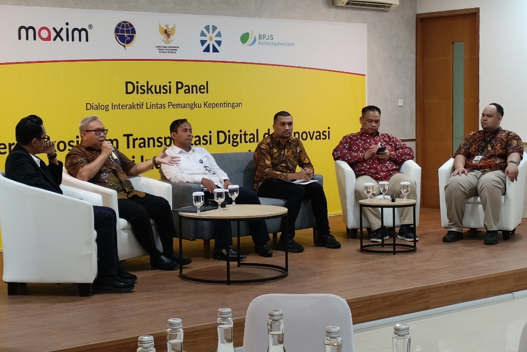Ki-ka: Tedy (moderator), Temmy Satya Permana (Deputi Bidang Usaha Kecil Kementerian UMKM), Utomo Harmawan (Kasubdit Angkutan Tidak Dalam Trayek DAJ Ditjen Hubdar Kemenhub), Boby Satria (Perwakilan Kemenko Perekonomian), dan Muhammad Rafi Assagaf (Goverment Relations Maxim Indonesia) dalam diskusi yang digelar Maxim Indonesia di Katar Pusat Maxim, Jakarta, Kamis, 11 Desember 2025. (Foto: Julian)