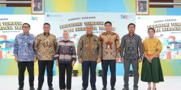 Gubernur Bank Indonesia (BI) Perry Warjiyo bersama jajaran berfoto bersama dalam kegiatan BIRAMA 2025 di Kantor Pusat Bank Indonesia, Jakarta, Senin, 1 Desember 2025. (Foto: Istimewa)