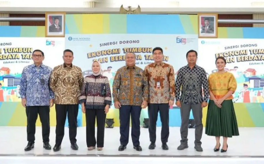 Gubernur Bank Indonesia (BI) Perry Warjiyo bersama jajaran berfoto bersama dalam kegiatan BIRAMA 2025 di Kantor Pusat Bank Indonesia, Jakarta, Senin, 1 Desember 2025. (Foto: Istimewa)