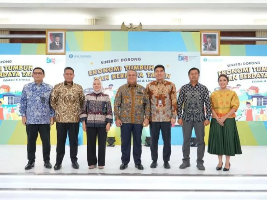 Gubernur Bank Indonesia (BI) Perry Warjiyo bersama jajaran berfoto bersama dalam kegiatan BIRAMA 2025 di Kantor Pusat Bank Indonesia, Jakarta, Senin, 1 Desember 2025. (Foto: Istimewa)