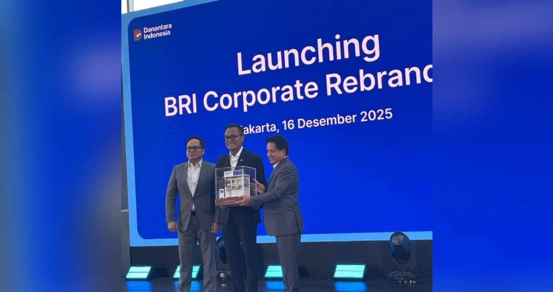 Direktur Utama BRI Hery Gunardi (kanan) berfoto bersama dengan Chief Operating Officer (COO) Danantara Indonesia Dony Oskaria (tengah) dan Komisaris Utama BRI Kartika Wirjoatmodjo (kiri) pada Peluncuran BRI Corporate Rebranding di Jakarta, Selasa, 16 Desember 2025. (Foto: Dok. Infobank)