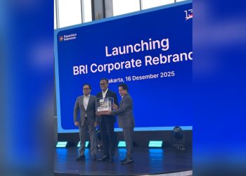 Direktur Utama BRI Hery Gunardi (kanan) berfoto bersama dengan Chief Operating Officer (COO) Danantara Indonesia Dony Oskaria (tengah) dan Komisaris Utama BRI Kartika Wirjoatmodjo (kiri) pada Peluncuran BRI Corporate Rebranding di Jakarta, Selasa, 16 Desember 2025. (Foto: Dok. Infobank)