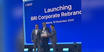 Direktur Utama BRI Hery Gunardi (kanan) berfoto bersama dengan Chief Operating Officer (COO) Danantara Indonesia Dony Oskaria (tengah) dan Komisaris Utama BRI Kartika Wirjoatmodjo (kiri) pada Peluncuran BRI Corporate Rebranding di Jakarta, Selasa, 16 Desember 2025. (Foto: Dok. Infobank)