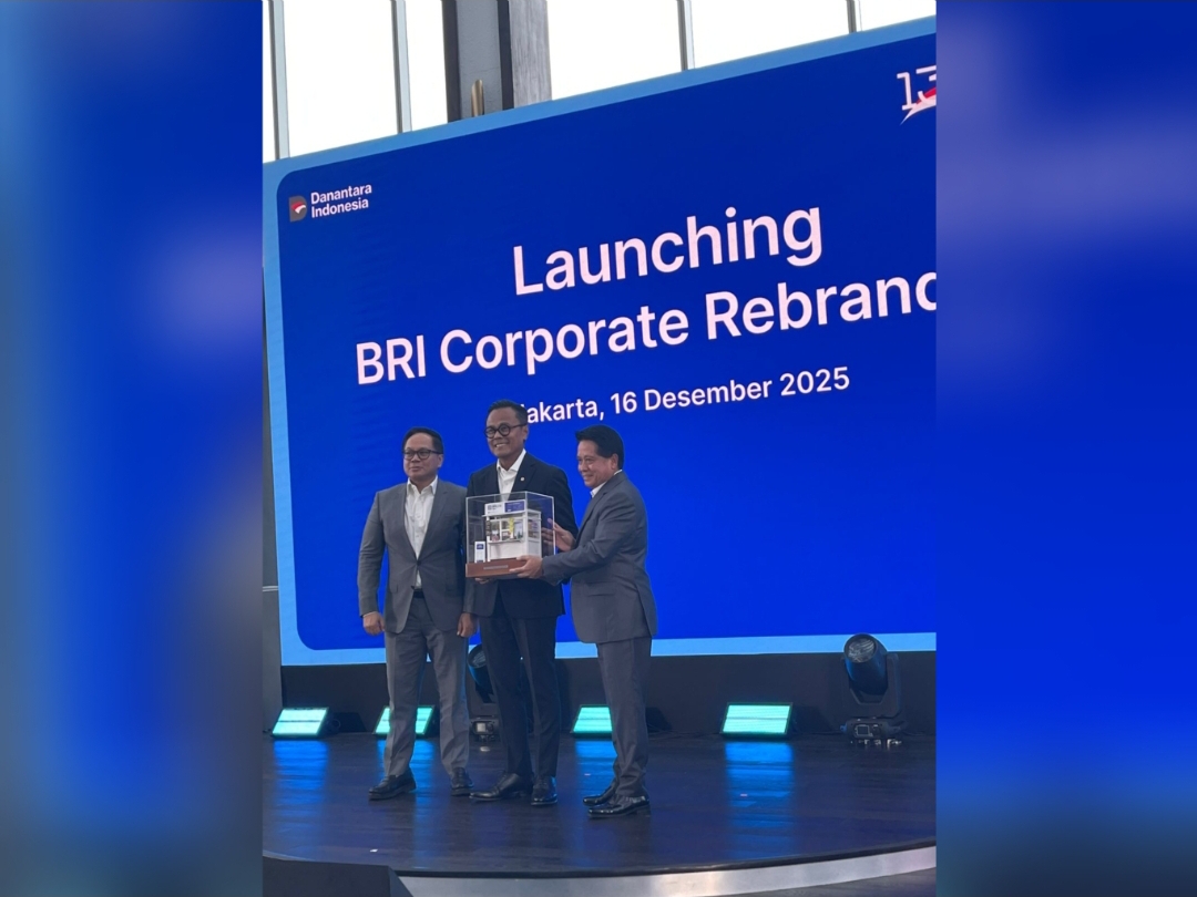 Direktur Utama BRI Hery Gunardi (kanan) berfoto bersama dengan Chief Operating Officer (COO) Danantara Indonesia Dony Oskaria (tengah) dan Komisaris Utama BRI Kartika Wirjoatmodjo (kiri) pada Peluncuran BRI Corporate Rebranding di Jakarta, Selasa, 16 Desember 2025. (Foto: Dok. Infobank)