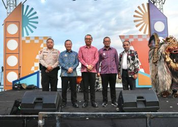 Pembukaan Livin’ Fest 2025, di Icon Bali, Sanur, Denpasar, Bali, Kamis, 4 Desember 2025. Festival ini akan berlangsung hingga 7 Desember 2025 dengan menghadirkan 115 tenant UMKM, Government Hub, konser musik, dan promo spesial untuk pengunjung. (Foto: Dok. Bank Mandiri)