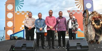 Pembukaan Livin’ Fest 2025, di Icon Bali, Sanur, Denpasar, Bali, Kamis, 4 Desember 2025. Festival ini akan berlangsung hingga 7 Desember 2025 dengan menghadirkan 115 tenant UMKM, Government Hub, konser musik, dan promo spesial untuk pengunjung. (Foto: Dok. Bank Mandiri)