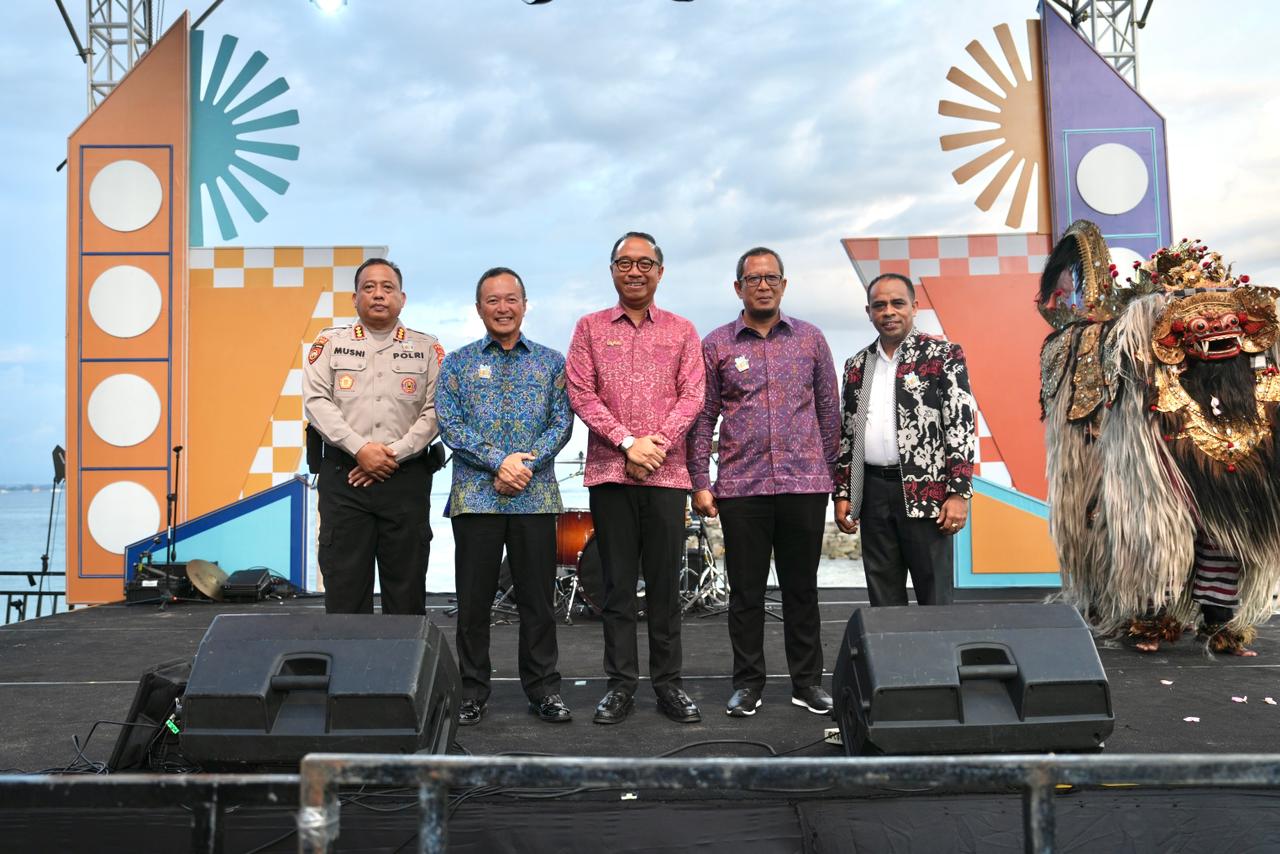 Pembukaan Livin’ Fest 2025, di Icon Bali, Sanur, Denpasar, Bali, Kamis, 4 Desember 2025. Festival ini akan berlangsung hingga 7 Desember 2025 dengan menghadirkan 115 tenant UMKM, Government Hub, konser musik, dan promo spesial untuk pengunjung. (Foto: Dok. Bank Mandiri)