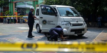 Petugas Dinas Perhubungan memeriksa mobil pengangkut Makan Bergizi Gratis (MBG) yang menabrak siswa dan guru di SDN Kalibaru 01 Pagi, Cilincing, Jakarta, Kamis (11/12/2025). Kejadian tersebut mengakibatkan sebanyak 21 orang yang merupakan siswa dan guru sekolah tersebut mengalami luka-luka hingga harus dilarikan ke RSUD Cilincing dan Koja untuk mendapatkan perawatan. (Foto: ANTARA FOTO/Putra M. Akbar/nz)