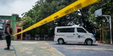 Polisi berjaga di dekat mobil pengangkut Makan Bergizi Gratis (MBG) yang menabrak siswa dan guru di SDN Kalibaru 01 Pagi, Cilincing, Jakarta, Kamis (11/12/2025). Kejadian tersebut mengakibatkan sebanyak 22 orang yang merupakan siswa dan guru sekolah tersebut mengalami luka-luka hingga harus dilarikan ke RSUD Cilincing dan Koja untuk mendapatkan perawatan. (Foto: ANTARA FOTO/Putra M. Akbar/nz)