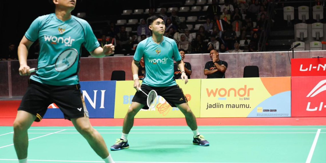 Pebulu tangkis ganda putra Indonesia, Raymond Indra dan Nikolaus Joaquin, turut ambil bagian dalam wondr BrightUp Cup 2025 yang digelar BNI di Hall A Basket Senayan, Jakarta, pada 5 Desember. (Foto: Dok. BNI)