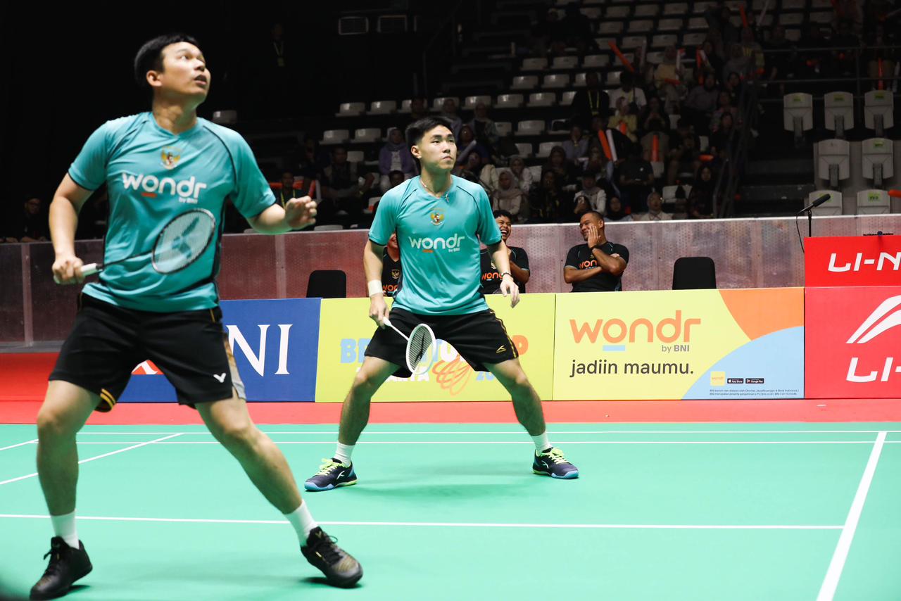 Pebulu tangkis ganda putra Indonesia, Raymond Indra dan Nikolaus Joaquin, turut ambil bagian dalam wondr BrightUp Cup 2025 yang digelar BNI di Hall A Basket Senayan, Jakarta, pada 5 Desember. (Foto: Dok. BNI)