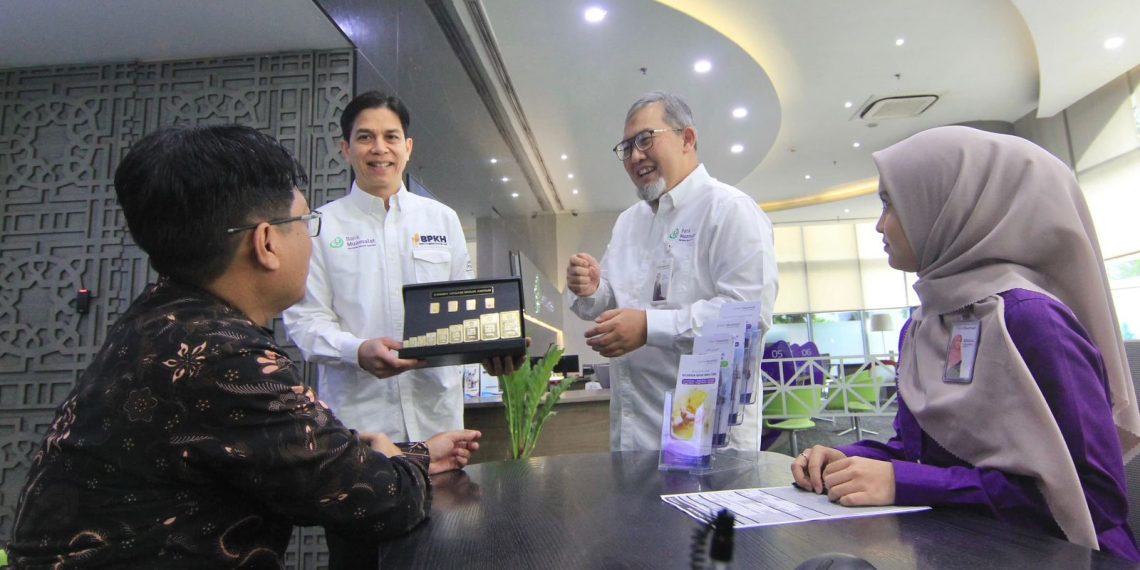 Direktur Utama PT Bank Muamalat Indonesia Tbk Imam Teguh Saptono (kedua kanan) bersama Sekretaris Perusahaan Bank Muamalat Hayunaji (kedua kiri) berbincang dengan nasabah yang tengah mengajukan pembiayaan emas melalui produk Solusi Emas Hijrah di Jakarta, Rabu (14/1/2026). (Foto: Dok. Bank Muamalat)