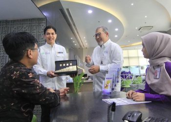Direktur Utama PT Bank Muamalat Indonesia Tbk Imam Teguh Saptono (kedua kanan) bersama Sekretaris Perusahaan Bank Muamalat Hayunaji (kedua kiri) berbincang dengan nasabah yang tengah mengajukan pembiayaan emas melalui produk Solusi Emas Hijrah di Jakarta, Rabu (14/1/2026). (Foto: Dok. Bank Muamalat)