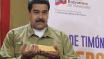 Presiden Venezuela, Nicols Maduro memamerkan emas batangan (foto: ist)