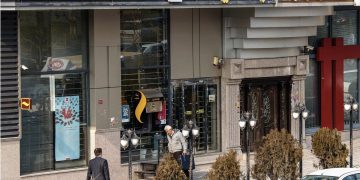 Bank Ayandeh — yang dikelola oleh kroni-kroni rezim bangkrut dengan kerugian hampir USD5 miliar akibat tumpukan pinjaman kredit macet.