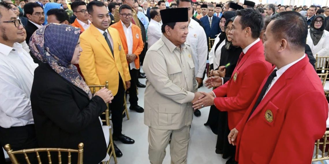 Presiden Prabowo Subianto mendorong perguruan tinggi untuk memperkuat riset dan inovasi yang berorientasi pada pembangunan industri nasional dan peningkatan pendapatan negara dalam Taklimat Presiden Republik Indonesia dengan Rektor serta Pimpinan Perguruan Tinggi Negeri dan Swasta Tahun 2026 di halaman tengah Istana Kepresidenan Jakarta, pada Kamis, 15 Januari 2026. foto: Setkab