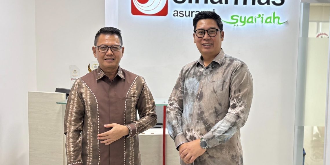 Direktur Utama PT Sinar Mas Asuransi Syariah Daniel Armagatlie (kanan)