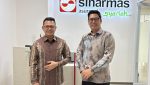 Direktur Utama PT Sinar Mas Asuransi Syariah Daniel Armagatlie (kanan)