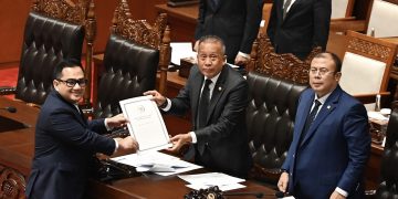 Wakil Ketua DPR RI Korinbang Saan Mustopa menerima laporan uji kelayakan calon anggota ORI masa jabatan 2026-2031 yang diserahkan Ketua Komisi II DPR RI Rifqinizamy Karsayuda di Komplek Parlemen, Senayan, Jakarta, Selasa (27/1/2026). Foto: DPR