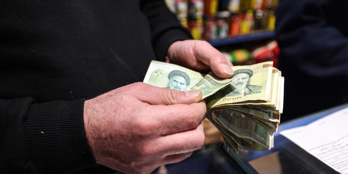 Mata uang Rial anjlok terhadap dolar AS tahun lalu. Foto: AFP