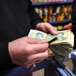 Mata uang Rial anjlok terhadap dolar AS tahun lalu. Foto: AFP