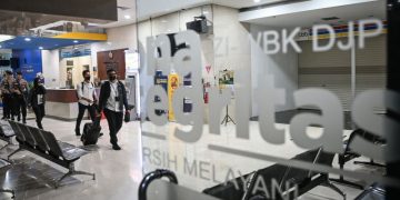 Petugas KPK membawa barang bukti usai melakukan penggeledahan di Kantor Pelayanan Pajak Madya Jakarta Utara, Jakarta, Senin (12/1/2026). Komisi Pemberantasan Korupsi (KPK) melakukan penggeledahan terkait kasus dugaan suap pemeriksaan pajak di lingkungan Kantor Pelayanan Pajak Madya Jakarta Utara pada Direktorat Jenderal Pajak Kementerian Keuangan periode 2021-2026. (Foto: ANTARA FOTO/Sulthony Hasanuddin/sgd)