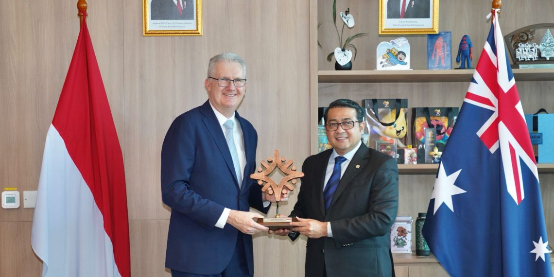 Menteri Ekonomi Kreatif/Kepala Badan Ekonomi Kreatif (Ekraf), Teuku Riefky Harsya (kanan) bersama Menteri Urusan Seni Australia Anthony Stephen Burke di Autograph Tower, Jakarta, Rabu (28/1/2026). (Foto: Istimewa)